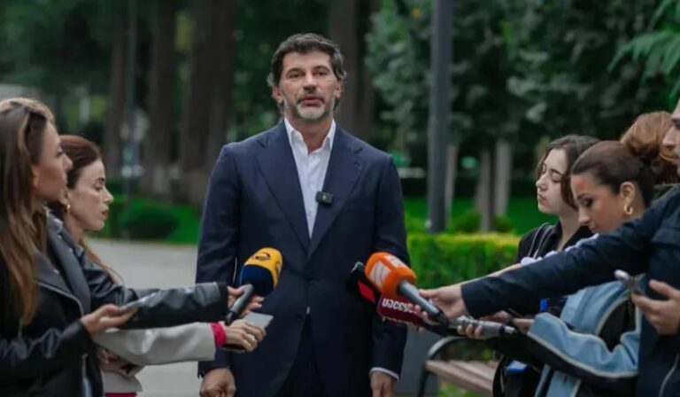 წარმოუდგენელი რაღაცები ხდება, აბსურდის თეატრია, სადაც ყველა რადიკალს თავისი როლი აქვს-კახა კალაძე