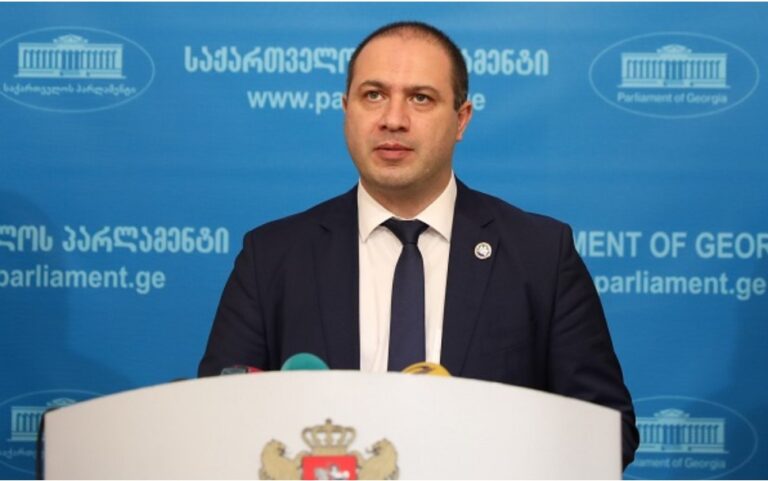 აშშ-ის საელჩო სოციალურ ქსელში ათავსებდა „ქარდებს“, რომელთა შინაარსიც პოლიტიკურ ხასიათს ატარებდა და სახელისუფლო გუნდის საწინააღმდეგო პოზიციას ასახავდა -გივი მიქანაძე