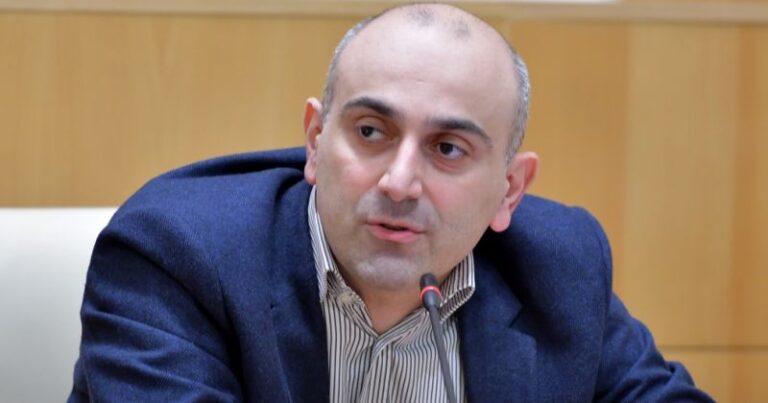 სიამოვნებით დავაკვირდები ამ “სანტა ბარბარას”-ალექსანდრე რექვიაშვილი