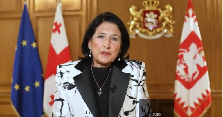 გვაგებინებენ, რომ სპეცრაზმი შევიდა მთავრობის შენობაში – არ შეშინდეთ! ეს ყველაფერი არის ფსიქოლოგიური ზეწოლა -პრეზიდენტი