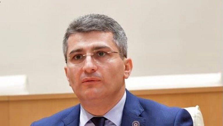 დადონ მაგიდაზე დოკუმენტი, რომლითაც იხსნება მოლაპარაკება და არც კი დავფიქრდებით, იმავე წამს მოვაწერთ ხელს-მამუკა მდინარაძე