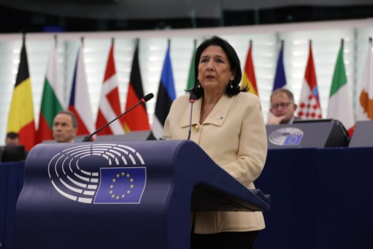 ევროპა ნელ-ნელა იღვიძებს და ნელა რეაგირებს, როდესაც ევროპის დროშები ფრიალებს თბილისში, ქართველები ჯერ კიდევ ელოდებიან მწვავე ზომებს ბრიუსელიდან და ვაშინგტონიდან -სალომე ზურაბიშვილი