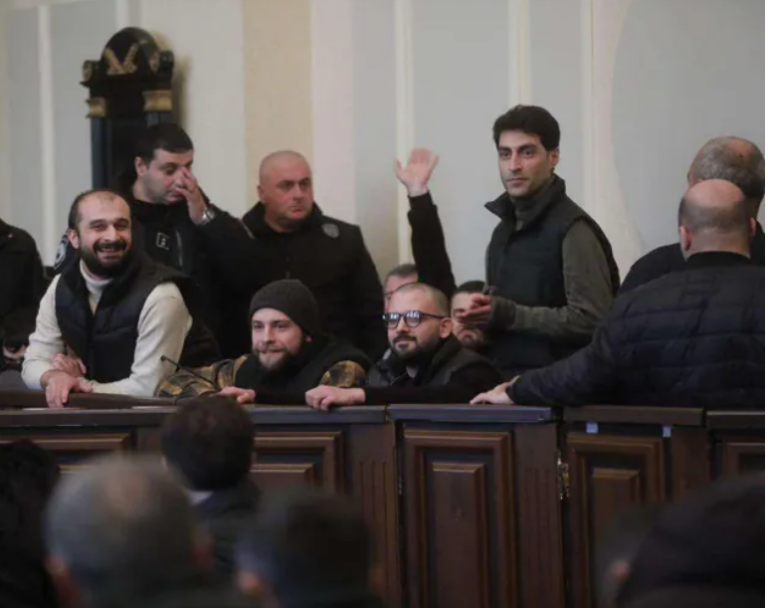 მოსამართლემ, მსახიობი ანდრო ჭიჭინაძე, იუმორისტი ონისე ცხადაძე და კიდევ 9 პირი პატიმრობაში დატოვა