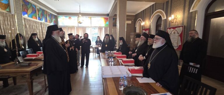 მღვდელმთავრები სინოდის სხდომაზე კანდიდატების შერჩევისას